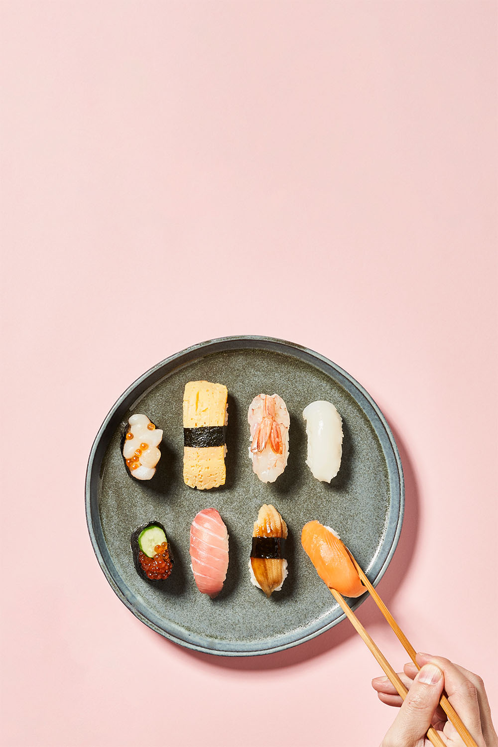 Olika sorters sushi på en tallrik
